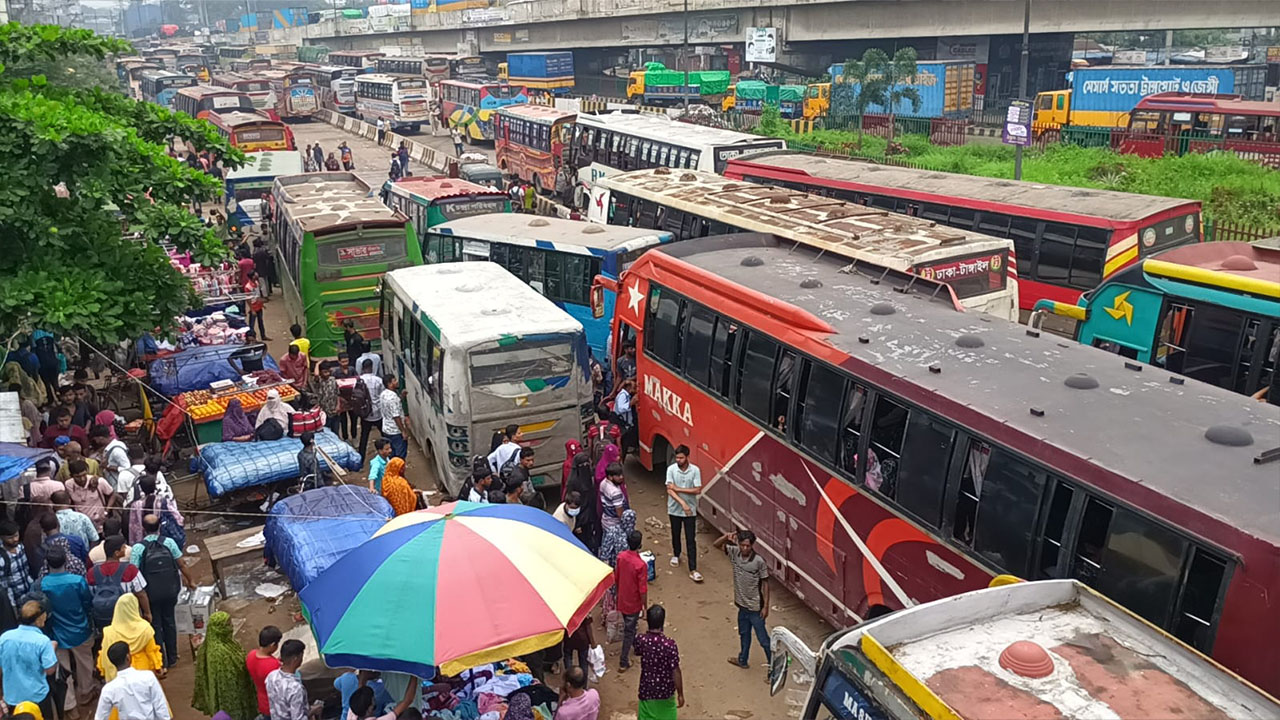 চন্দ্রা এলাকায় যানবাহনের ধীরগতি। ছবি: এশিয়া পোস্ট
