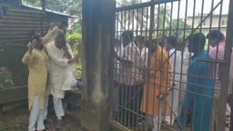 স্বাস্থ্য কেন্দ্রের প্রধান ফটকে তালা, কাঁটাতার সরিয়ে ভেতরে গেলেন এমপি