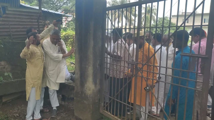 স্বাস্থ্য কেন্দ্রের প্রধান ফটকে তালা, কাঁটাতার সরিয়ে ভেতরে গেলেন এমপি