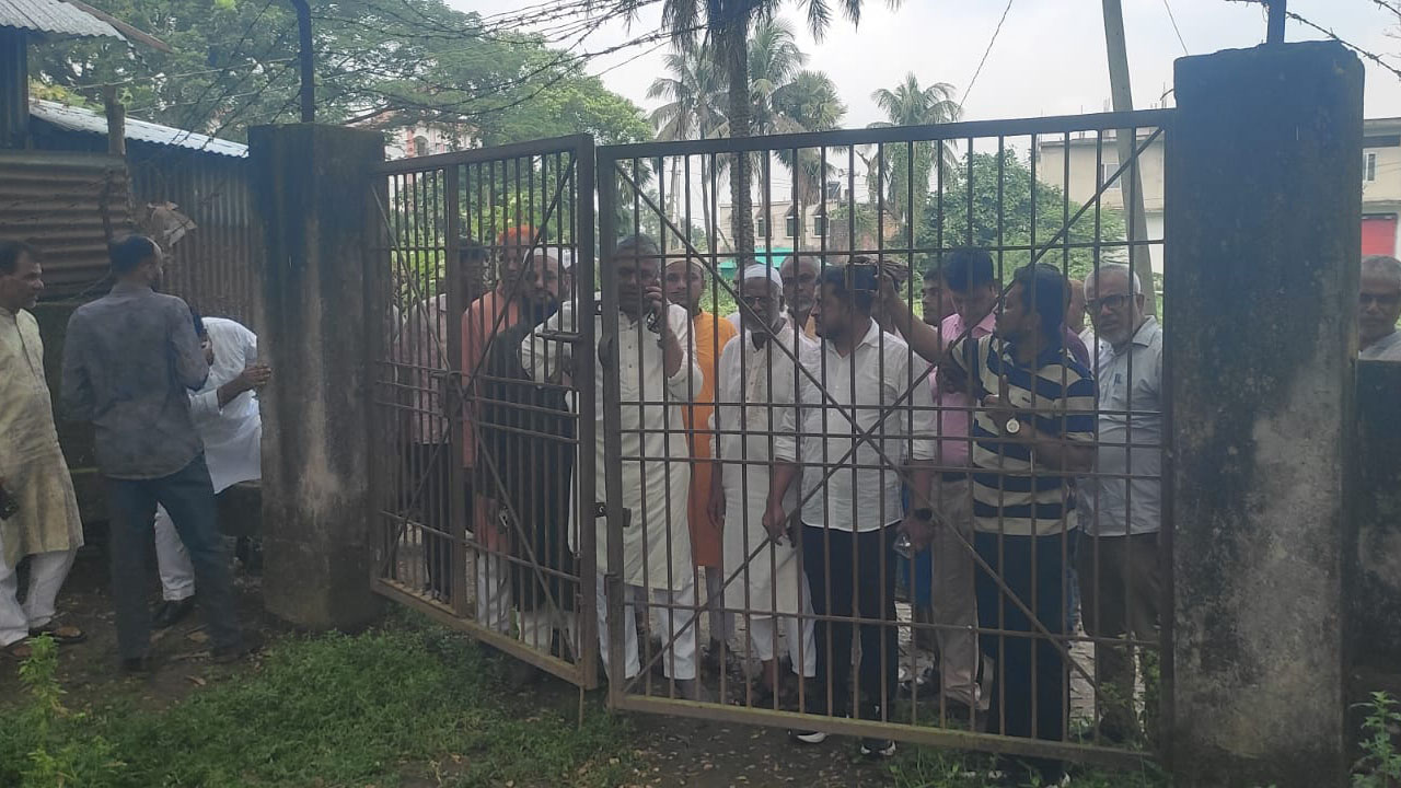 স্বাস্থ্য কেন্দ্রের তালাবদ্ধ ফটকের সামনে অপেক্ষায় ছিলেন গাজীপুর ৩ আসনের সংসদ সদস্য রফিকুল ইসলাম বাচ্চু। ছবি: এশিয়া পোস্ট
