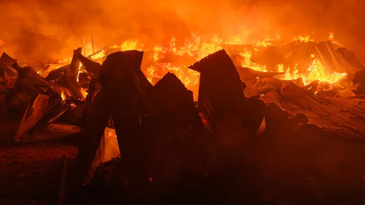 গাজীপুরে ঝুটের গোডাউনে ভয়াবহ আগুন