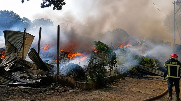 গাজীপুরে ঝুটের গুদামে লাগা আগুন চার ঘণ্টা পর নিয়ন্ত্রণে