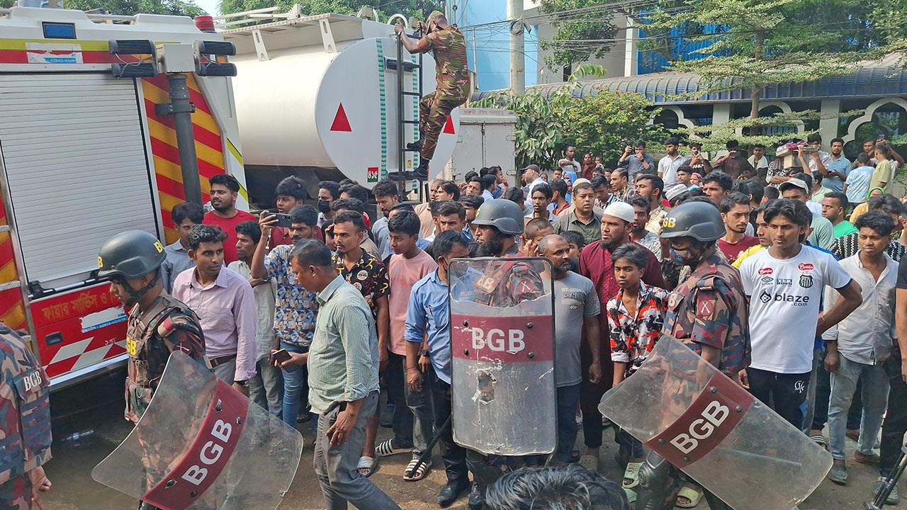 আগুন নিয়ন্ত্রণে কাজে যোগ দিয়েছে বিজিবি। ছবি : এশিয়া পোস্ট