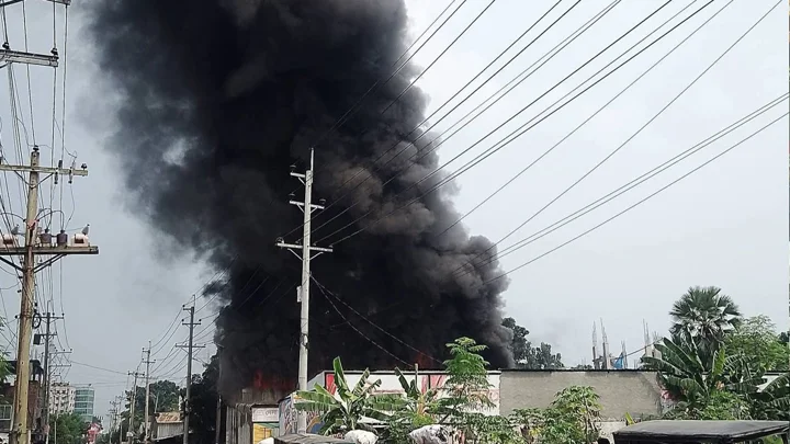 গাজীপুরে ঝুটের গুদামে আগুন, নিয়ন্ত্রণে তিন ইউনিট