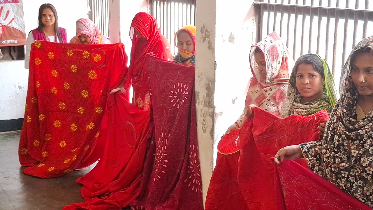 কারাগারে বন্দি থাকা নারীদের সেলাই করা নকশি কাঁথা। গাজীপুর জেলা কারাগারের বন্দি প্রশিক্ষণ ও পুনর্বসান কেন্দ্রে। সম্প্রতি তোলা। ছবি: এশিয়া পোস্ট