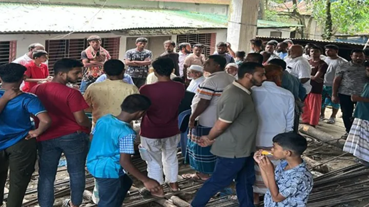 গাজীপুরে ব্যবসায়ীর বাড়িতে ঢুকে গৃহবধূকে কুপিয়ে খুন, আহত ২
