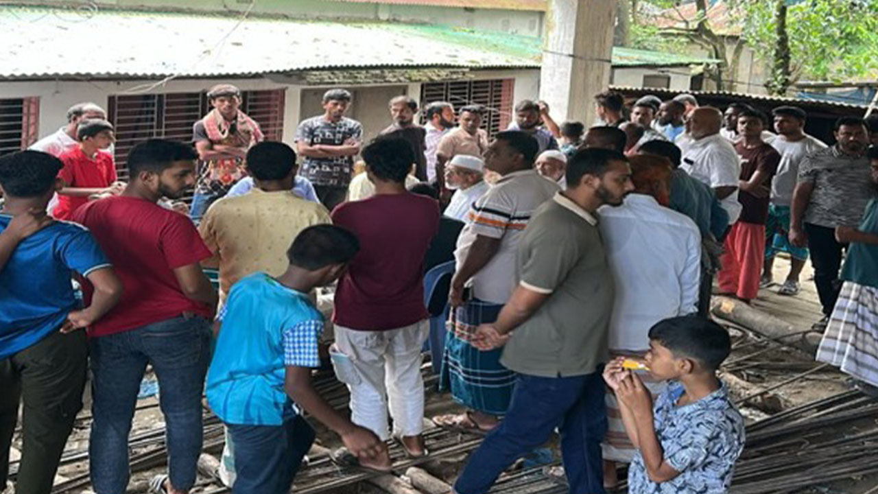 গাজীপুরে ব্যবসায়ীর বাড়িতে ঢুকে গৃহবধূকে কুপিয়ে খুন, আহত ২
