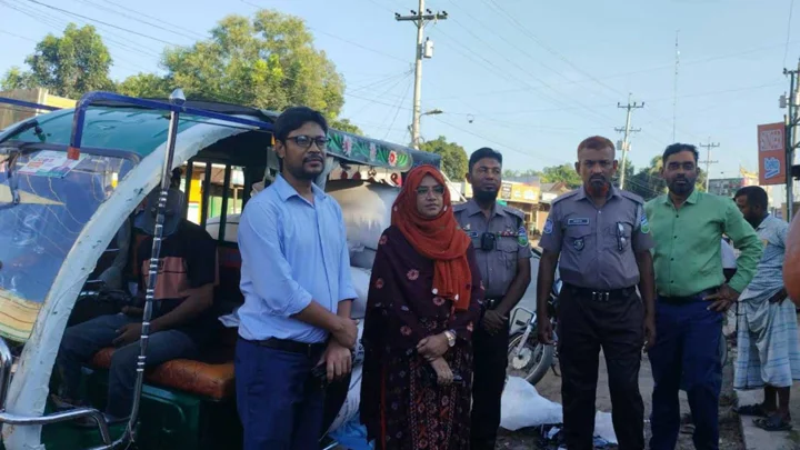 জামালপুরে অটোরিকশা থেকে ১৫ বস্তা ইউরিয়া সার জব্দ