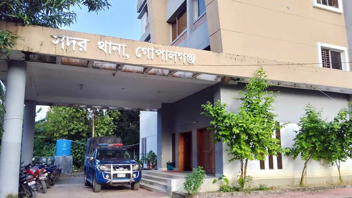 গোপালগঞ্জে শিবিরের কেন্দ্রীয় নেতাসহ তিনজনের ওপর হামলা, মোটরসাইকেলে আগুন