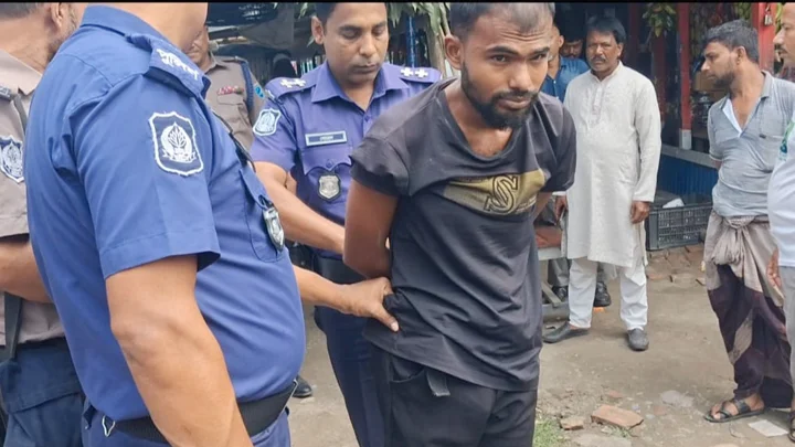 কার্যক্রম নিষিদ্ধ আওয়ামী লীগের পোস্টার লাগানোর সময় যুবক আটক