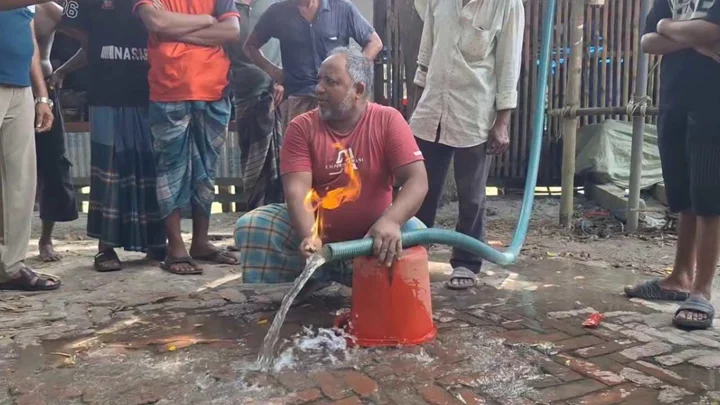 পাম্পের পানির সঙ্গে বের হচ্ছে গ্যাস, জ্বলছে আগুন