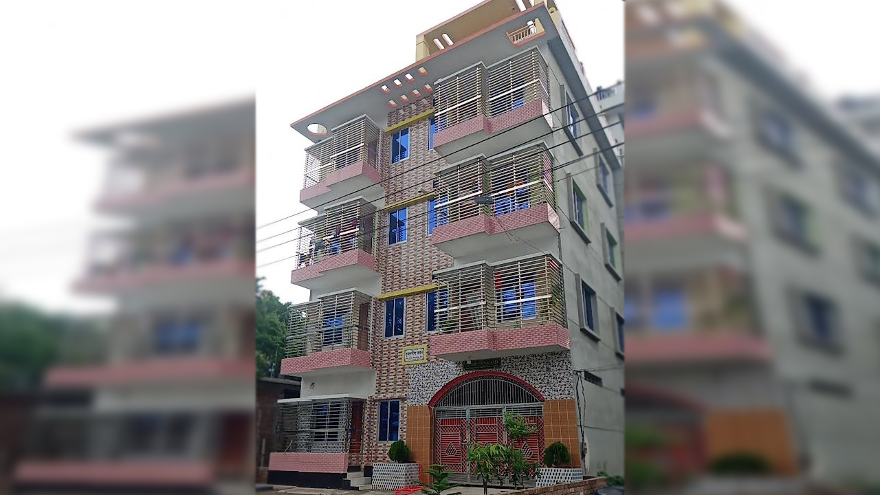 গ্রামে চার কোটি টাকার ভবন। ছবি: এশিয়া পোস্ট