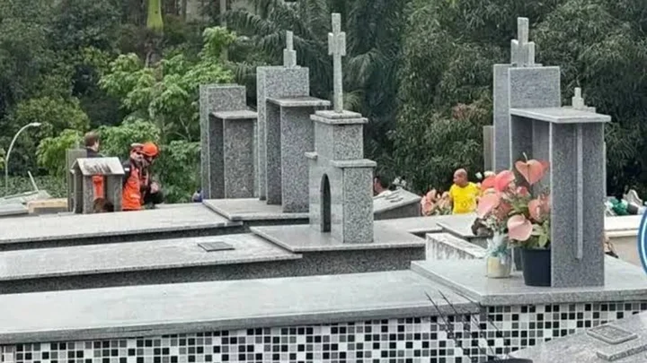 জিয়ারতের সময় ভেঙে পড়ল বাবার কবর, ভেতরে পড়ে ছেলের মৃত্যু