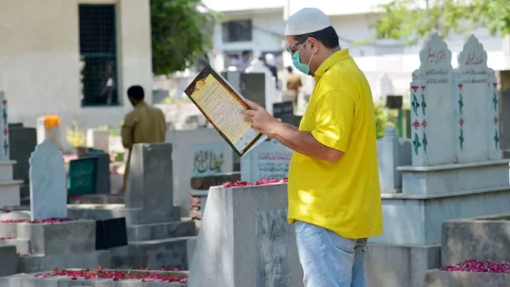 মৃত ব্যক্তির জন্য দোয়া করবেন যেভাবে