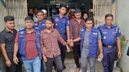 ট্রাকচালকের মাথায় পিস্তল ঠেকিয়ে ছিনতাই, গ্রেপ্তার ২