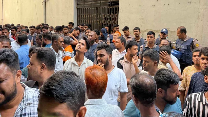 জাসদ কার্যালয়ে ‘গোপন বৈঠক’ করতে গিয়ে আটক আ.লীগের শতাধিক নেতাকর্মী