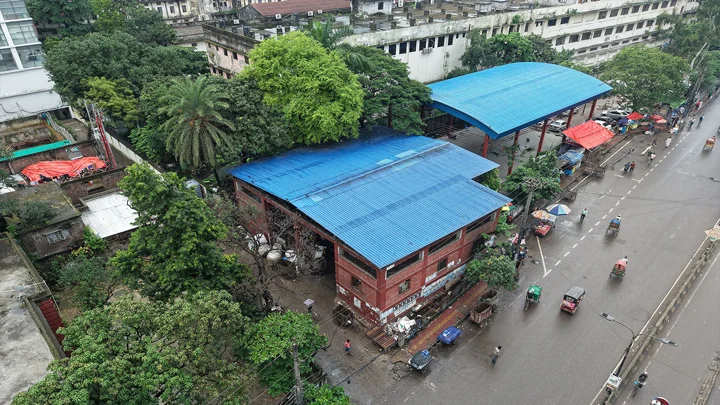 দেড় কোটি টাকা খরচের পরও পার্কিংয়ের দখলে গুলিস্তানের মুক্তাঙ্গন