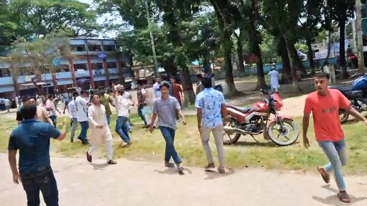 হবিগঞ্জে ফ্যামিলি কার্ড প্রকল্পে নিয়োগ ঘিরে ইউএনও কার্যালয়ে বিক্ষোভ