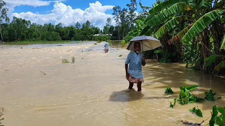 খোয়াই নদীর বাঁধে আবার ভাঙন, আট গ্রাম প্লাবিত