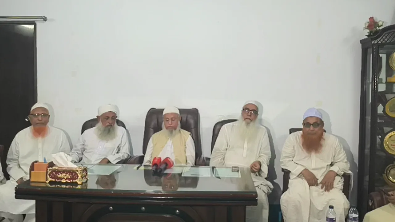 হেফাজতে ইসলামের নেতৃত্বাধীন লিয়াজোঁ কমিটির বৈঠকে নেতারা। বৃহস্পতিবার রাজধানীর খিলগাঁওয়ের মাখজানুল উলুম মাদ্রাসায়। ছবি: আওয়ার ইসলাম ডটকমের ভিডিও থেকে নেওয়া