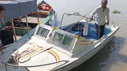 ১২ নৌকায় এসে মৎস্য কর্মকর্তাদের ওপর হামলা