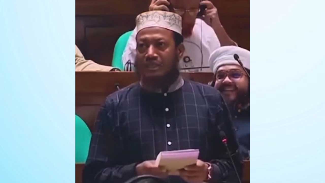 জাতীয় সংসদে বক্তব্য দেওয়ার সময় কুষ্টিয়া-৩ (সদর) আসনের সংসদ সদস্য মুফতি আমির হামজা। ছবি : ভিডিও থেকে নেওয়া