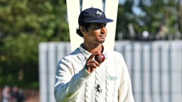 ইংল্যান্ডে হাসানের সাত শিকারে কেন্টের বড় জয়