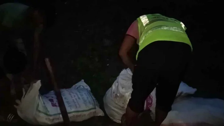 মাদারীপুরে কসাইয়ের বাড়িতে মিলল ১ হাজার ২৫ কেজি পচা হাঁসের মাংস