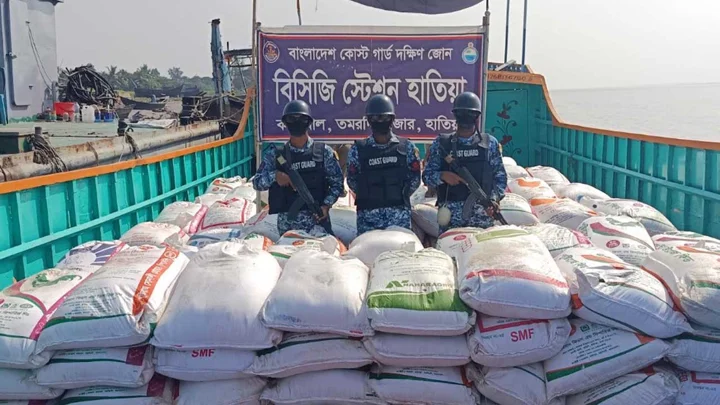 শুল্ক ফাঁকি দিয়ে আনা ১৫ হাজার কেজি লাল চিনি জব্দ