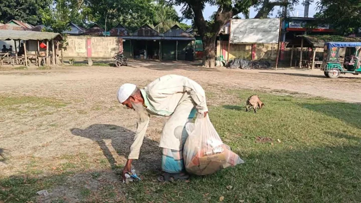 ময়লা দেখলেই কুড়িয়ে নেন, বস্তা হাতে কেটে গেল হযরত আলীর ৫০ বছর