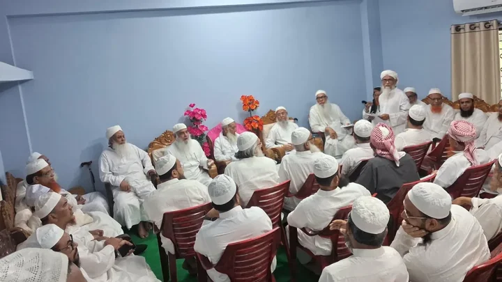ফটিকছড়িতে হেফাজত আমিরের সঙ্গে কওমি ঘরানার সাত দলের বৈঠক চলছে