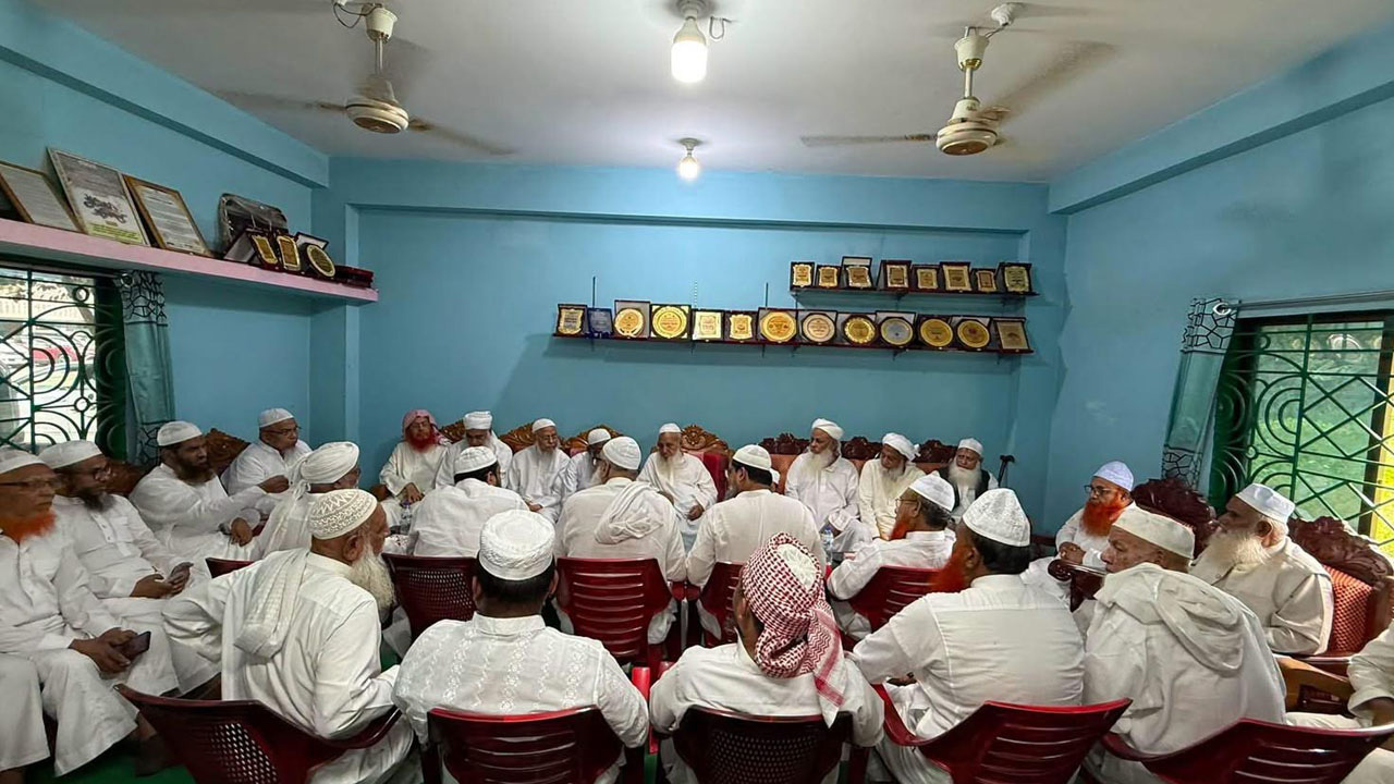 হেফাজতের আমির আল্লামা মুহিব্বুল্লাহ বাবুনগরীরর সভাপতিত্বে ইসলামি সাত দলের নেতার সঙ্গে মতবিনিময় সভা অনুষ্ঠিত হয়। ১৬ জুলাই চট্টগ্রামের ফটিকছড়ির বাবুনগর মাদ্রাসায়। ছবি: এশিয়া পোস্ট