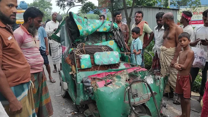 দাঁড়িয়ে থাকা ট্রাকের পেছনে অটোরিকশার ধাক্কা, নিহত ২