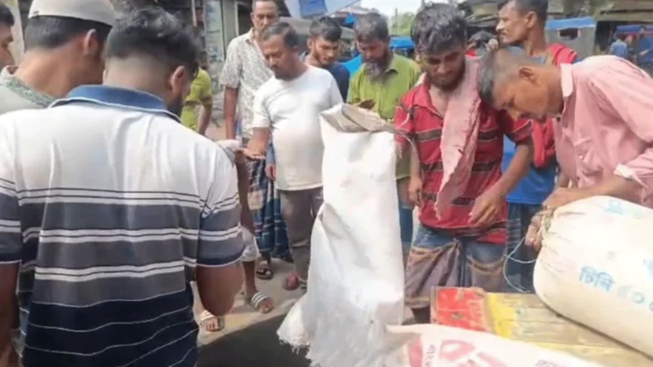 চার মণ কালোজিরা দোকানে রেখে পালালেন বিক্রেতা