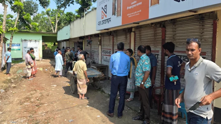 অভিযানের খবর পেয়ে পালালেন ব্যবসায়ী, গোডাউনে মিলল ৩২০ বস্তা সার