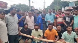 ডিলারের কাছে সার না পেয়ে মহাসড়ক অবরোধ কৃষকদের বিক্ষোভ