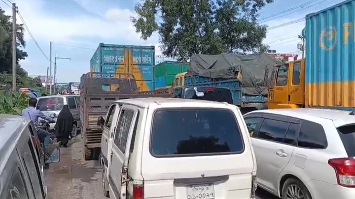 ঢাকা-চট্টগ্রাম মহাসড়কে ৪২ কিলোমিটার যানজট