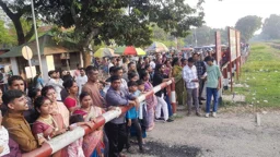 হিলি সীমান্তে কাঁটাতারের বেড়ায় দুই বাংলার মিলনমেলা