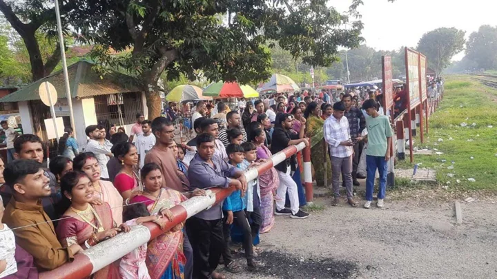 হিলি সীমান্তে কাঁটাতারের বেড়ায় দুই বাংলার মিলনমেলা