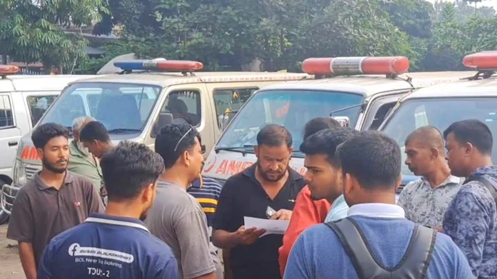 ঠাকুরগাঁওয়ে অ্যাম্বুলেন্স চালকদের কর্মবিরতি, তিন দফা দাবিতে বিক্ষোভ