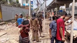 সাভারে হকারদের সড়ক অবরোধ, আনসারদের সঙ্গে ধাওয়া-পাল্টাধাওয়া