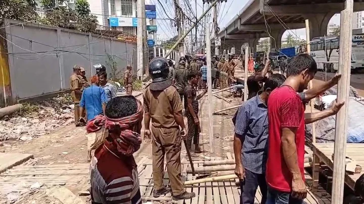 সাভারে হকারদের সড়ক অবরোধ, আনসারদের সঙ্গে ধাওয়া-পাল্টাধাওয়া