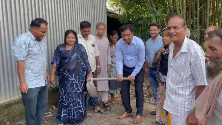 গোয়ালঘরে বসবাস করা সোহেলের পাশে দাঁড়ালেন ইউএনও
