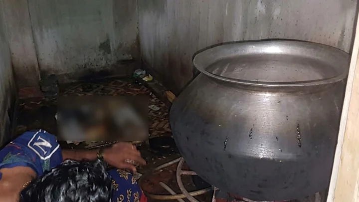 বাথরুমের ভেতর চিনি জ্বাল দিয়ে তৈরি হতো ‘খাঁটি মধু’