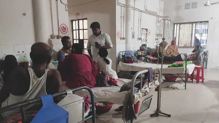 মশারি ছাড়াই একই ওয়ার্ডে সাধারণ ও ডেঙ্গু রোগীদের চিকিৎসা