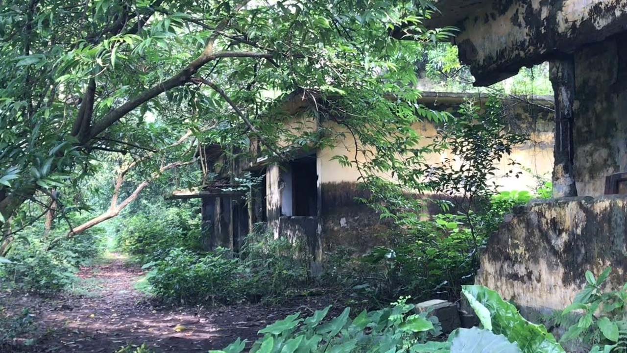 ১০ শয্যা বিশিষ্ট পল্লী স্বাস্থ্যকেন্দ্রের ঝুঁকিপূর্ণ ভবন। ছবি: এশিয়া পোস্ট
