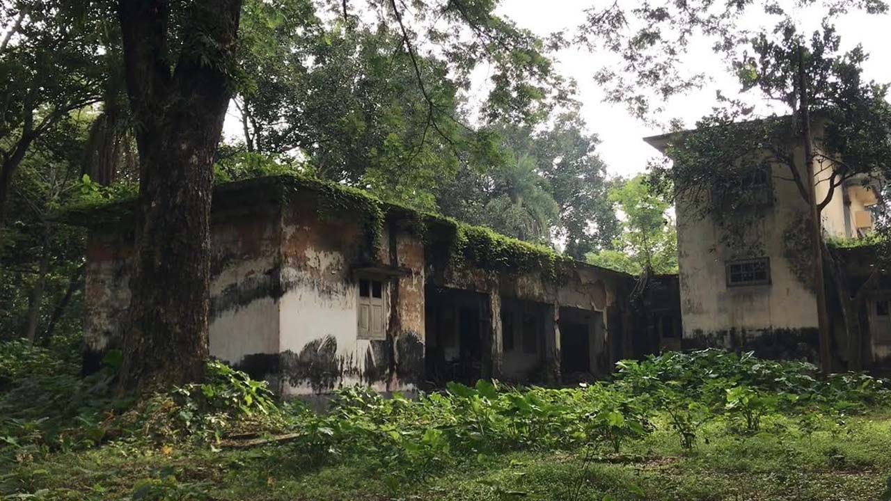 ১০ শয্যা বিশিষ্ট পল্লী স্বাস্থ্যকেন্দ্রের ঝুঁকিপূর্ণ ভবন। ছবি: এশিয়া পোস্ট
