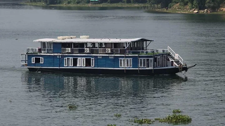 হাউসবোটে নেই পর্যাপ্ত অগ্নিনির্বাপক ব্যবস্থা, বাড়ছে নিরাপত্তা ঝুঁকি