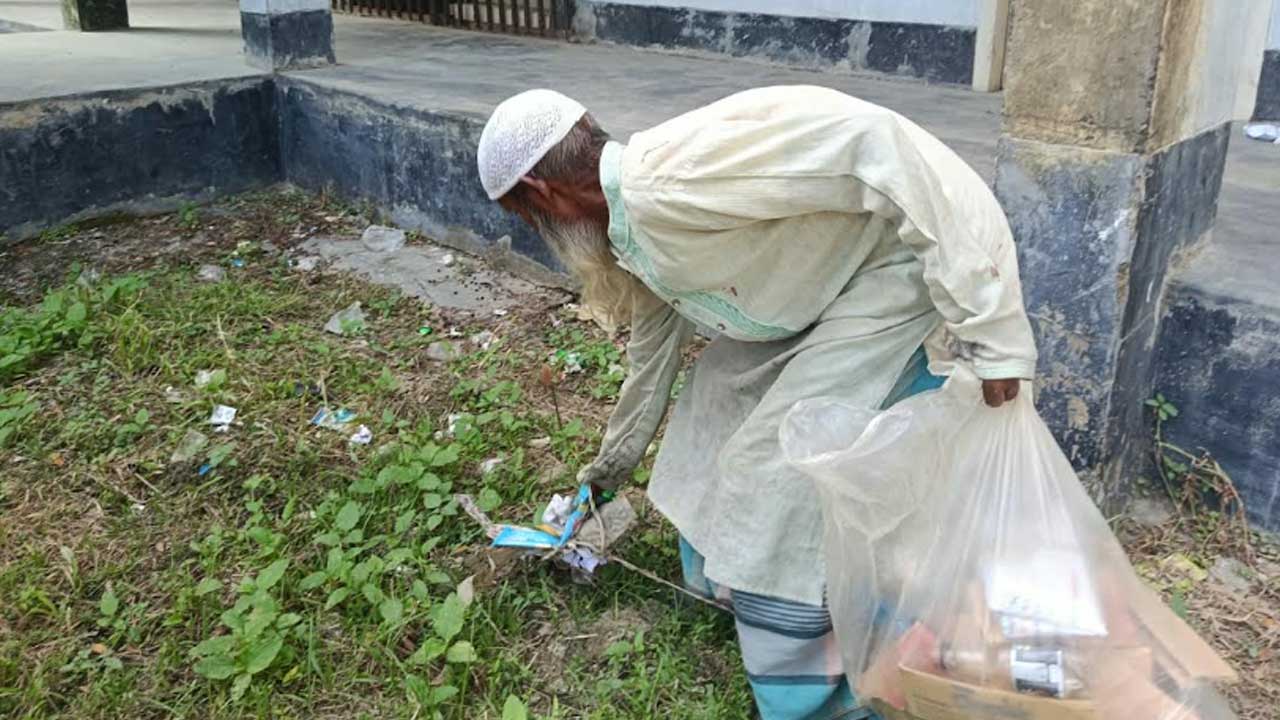 বস্তা হাতে ময়লা কুড়াচ্ছেন ৭৩ বছরের বৃদ্ধ হযরত আলী। ছবি : এশিয়া পোস্ট