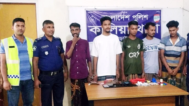 নড়াইলে অ্যাপের মাধ্যমে ইলিশ বিক্রির প্রতারণা, আটক ৫